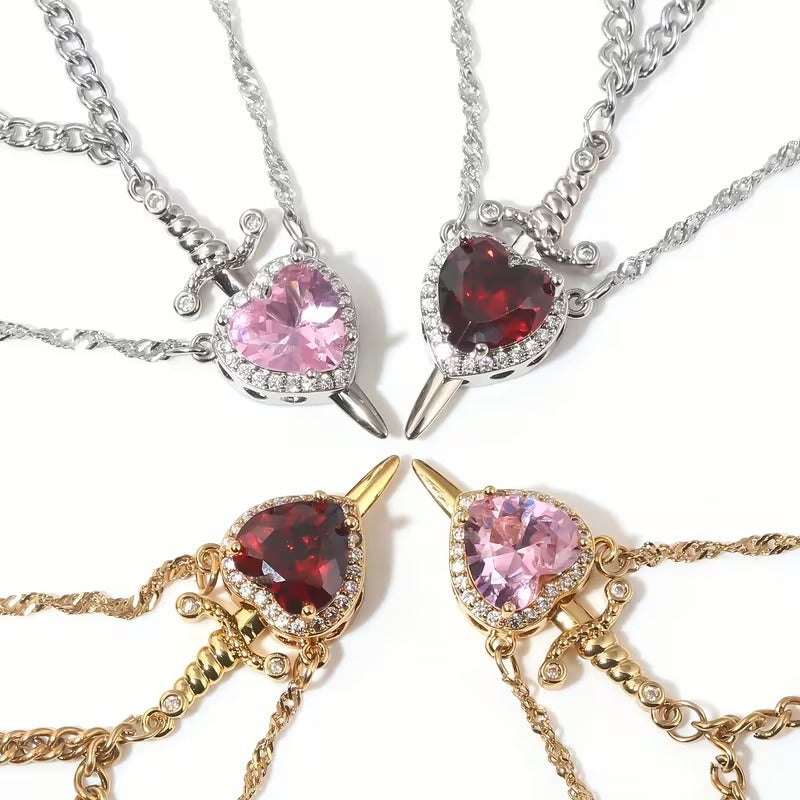 COLLAR DE PAREJA CORAZON CON ESPADA ( de regalo  juego de anillos de pareja )