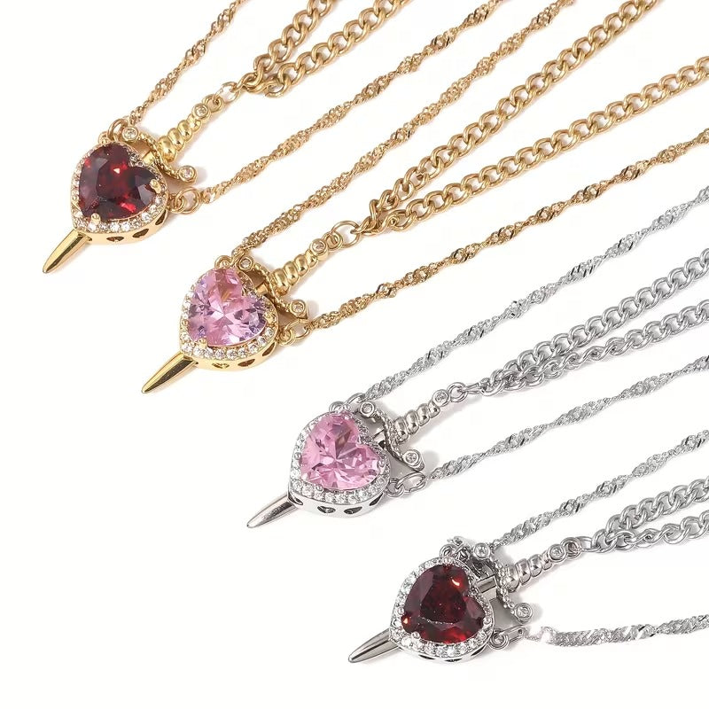 COLLAR DE PAREJA CORAZON CON ESPADA ( de regalo  juego de anillos de pareja )