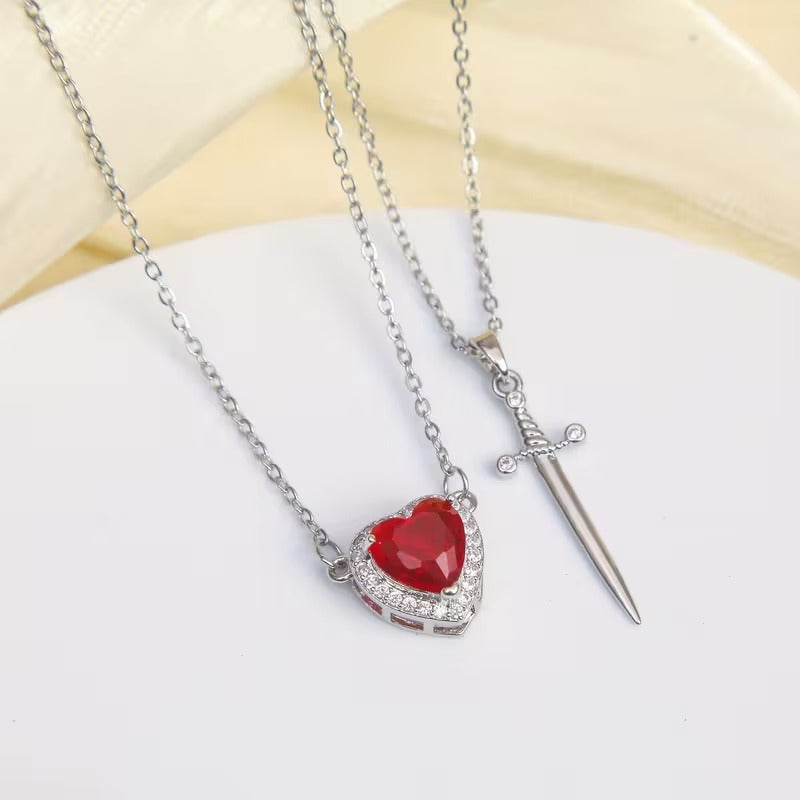 COLLAR DE PAREJA CORAZON CON ESPADA ( de regalo  juego de anillos de pareja )